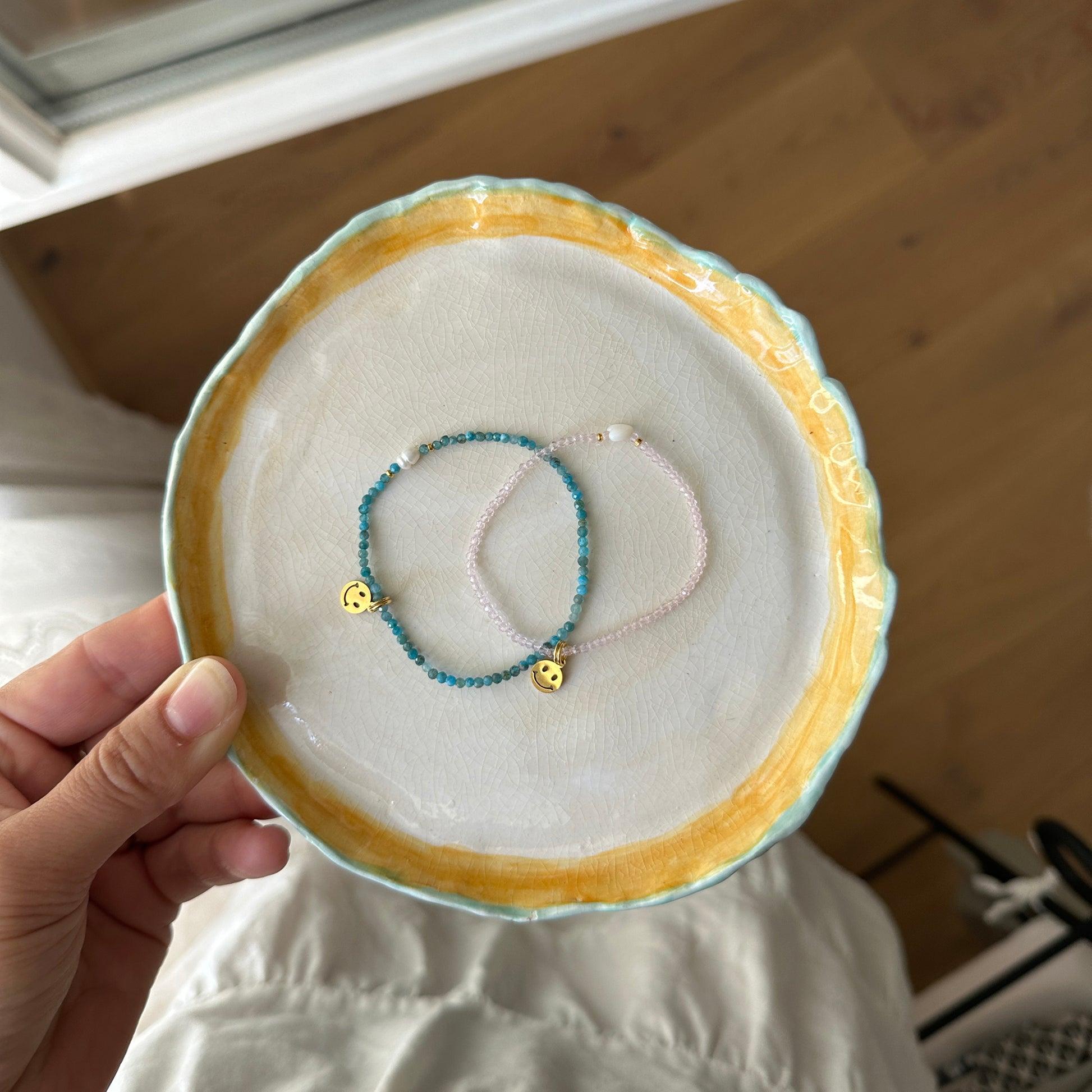 Feines Perlenarmband aus schimmernden Perlen – happy the label